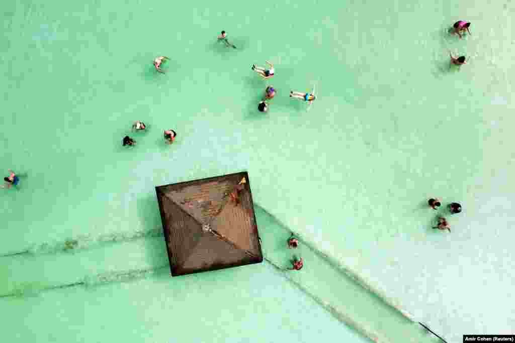 A Holt-tenger vize rendkívül sós &ndash; 34 százalékos sótartalmú, ezért úszni nem, csak lebegni lehet benne