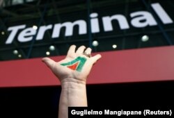 یکی از معترضان به انحلال آلیتالیا، نشان این شرکت را در فرودگاه فیومیچینو بر کف دست خود نقاشی کرده است/ ۲۱ مهر ۱۴۰۰