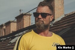 A divattervező két évvel ezelőtt szedte ráncba az ellenzéki politikusokat. Azt mondja, Hadházy Ákost öltöztetni kemény dió