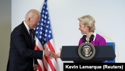 Predsednik SAD Džo Bajden i predsednica Evropske komisije Ursula fon der Lajen govore o dogovoru o tarifama na čelik i aluminijum na marginama samita G20 u Rimu, 31. oktobar 2021.