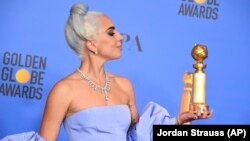 «Shallow» ыры үчүн "Алтын глобуска" татыган ырчы Леди Гага.