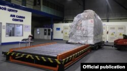 Орусиядан алынып келинген “Спутник Лайт” вакцинасы “Манас” эл аралык аэропортунан кыргыз тарапка өткөрүлүп берилди. 