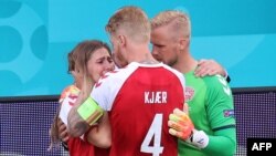 Симон Кяер и Каспер Шмайхел успокояват шокираната Сабрина Квист Йенсен