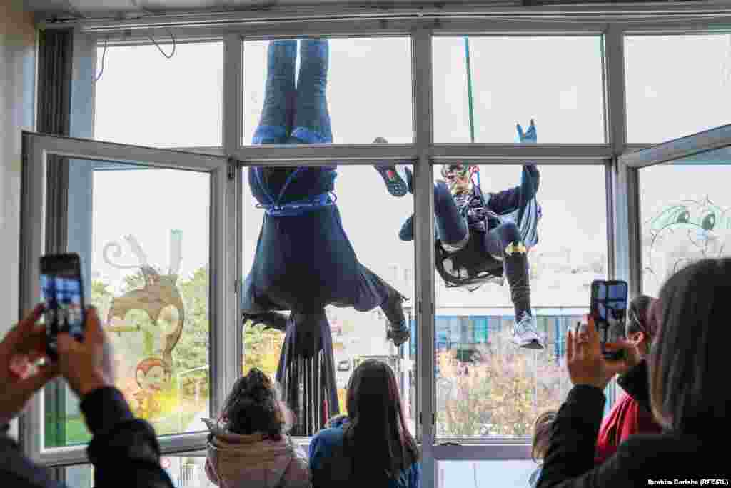 Dy alpinistë të veshur si Batman argëtojnë fëmijët në Klinikën e Pediatrisë në Prishtinë.