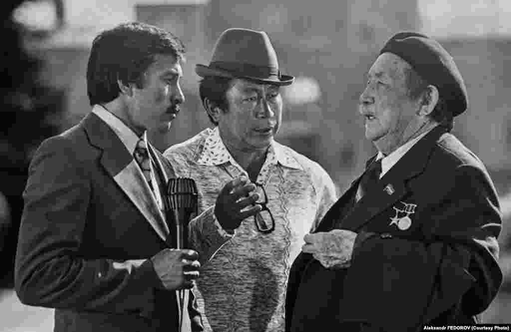 Кинорежиссер Төлөмүш Океев жазуучу Аалы Токомбаев менен.