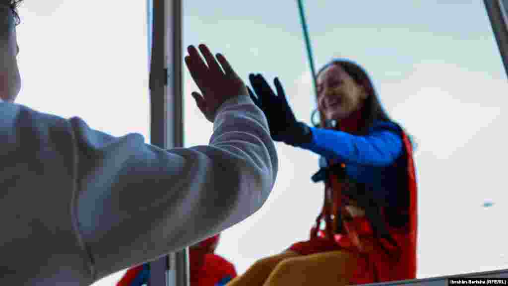 Një grua e veshur me kostumin e Superwoman (Supergrua) përshëndet një fëmijë në spital.&nbsp;