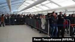 Сахароводогу миграция борборунда кезек күткөн мигранттар. 2022-жыл. 