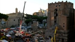 Intervenția pompierilor după ce o parte a turnului medieval „Torre dei Conti” s-a prăbușit în apropiere de Forul Roman, în centrul istoric al Romei, pe 3 noiembrie 2025.