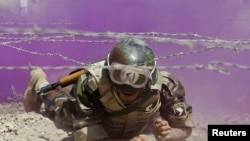 Ushtar amerikan duke stërvitur