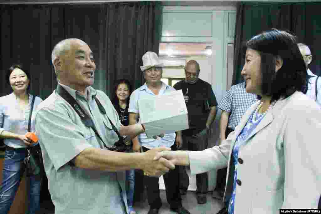 Бекмурат Нурдоолотов получил фотоаппарат за фотоблог &quot;Политическая голдовка в Курменти&quot;.&nbsp;