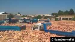 Кирпичи, которые раздают жителям снесенных в Риштанском районе домов. 