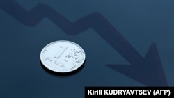 Монета номиналом в один рубль на фоне падающего графика. Инфографика