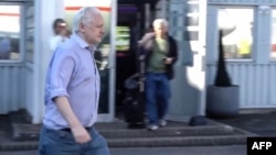 Fondatorul Wikileaks, Julian Assange, îndreptându-se spre avionul cu care a plecat în Australia, de la Londra, pe 24 iunie 2024.