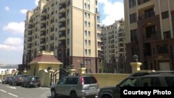 В МВД Грузии сообщили о задержании трех человек. Согласно версии следствия, они пообещали помощь беженке из Абхазии в получении вне очереди квартиры на территории Олимпийского городка, но обманули ее