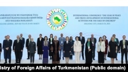 Участники конференции «Год мира и доверия: развитие международной деятельности во имя детей». Аркадаг, 29 марта 2025 года