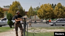 Militar taliban de pază după o explozie în fața ambasadei Rusiei din Kabul, Afganistan, 5 septembrie 2022