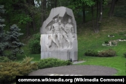 Меморіал загиблим футболістам біля стадіону «Динамо» у Києві. 29 квітня 2009 року