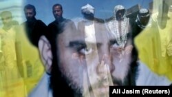 بازتاب تصویر نمازگزاران عراقی در تصویری از مقتدی صدر در نماز جمعه‌ای در بغداد در فروردین ۸۴