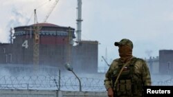 Orosz katona a zaporizzsjai atomerőmű előtt