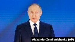 Vlagyimir Putyin évértékelő beszédet tart Moszkvában 2021. április 21-én