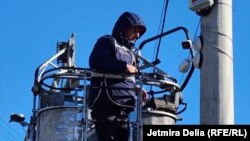 Policia e Shqipërisë duke hequr kamerat e instaluara në mënyrë të paligjshme.