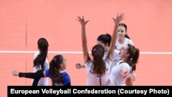 Vajzat e Kosovës U-17 në volejboll festojnë gjatë fitores kundër Malit të Zi, 22 janar 2023.