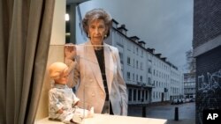 Lore Mayerfeld, koja je preživjela holokaust, pozira s svojom lutkom u sklopu izložbe s predmetima iz izraelskog memorijala holokausta Jad Vašem u njemačkom parlamentu u Berlinu, Njemačka, 23. siječnja 2023.