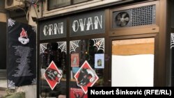 "Crni ovan" ima antifašističku tradiciju. U poslednjih godinu dana neofašisti su ga napali četiri puta. 