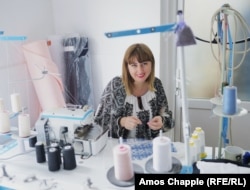 Anda Mănescu lucrând în atelierul ei din Breaza, la nord de București