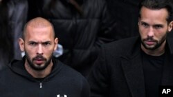 Andrew i Tristan Tate po izlazu iz sudnice u Bukureštu 10. januara 2023. gdje se suočavaju sa optužbom za trgovinu ljudima, silovanje i organizovane kriminalne grupe.