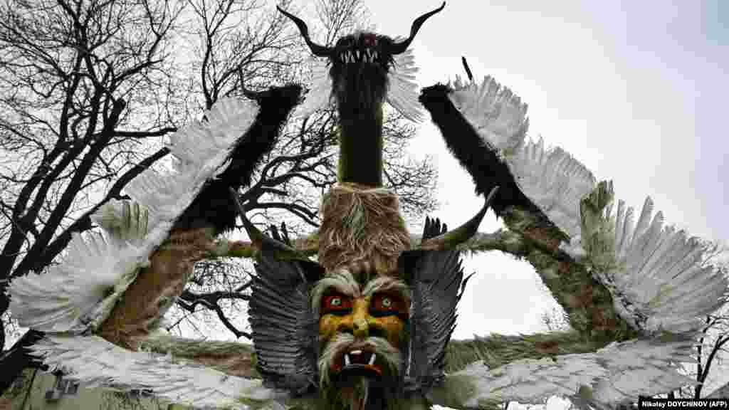 Cel mai popular eveniment al festivalului este parada grupurilor mascate din Bulgaria și din străinătate.