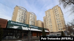 Neimenovani restoran koji je otvoren na mjestu McDonaldsa u Almatiju 24. januara uz natpis "Otvoreni smo."