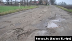 Kátyús, foltozott utak a Talfája köz végén