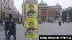 Leci sa fotografijom predsjednika Ukrajine Volodimira Zelenskog i natpisom "NATO terorista" na Trgu republike u Beogradu, 22. januar 2023.