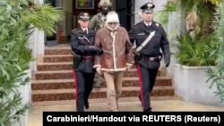 Карабинери в Палермо отвеждат Матео Денаро - най-издирваният сицилиански мафиот, от болница в града на 30 януари. Той се укрива успешно 30 години, но диагноза рак го принуждава да се лекува. Умира в затвора от болестта.