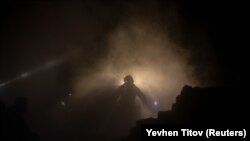 Folyik a mentés egy súlyosan megrongálódott társasház romjai közül az orosz rakétatámadás után Harkivban 2023. január 29-én