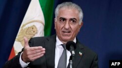 شاهزاده رضا پهلوی در نشست خبری ۲۸ مهرماه ۱۴۰۱ در واشینگتن