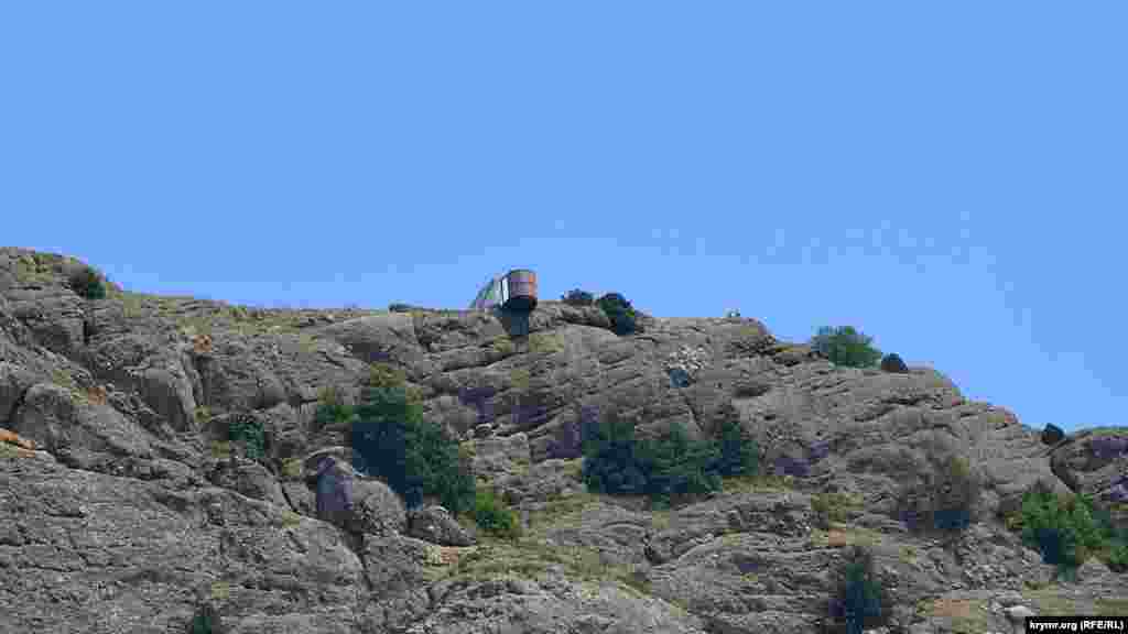 Над обрывом горы Спилия нависает наблюдательный пост времен Первой мировой, который в народе называют &laquo;Бочка смерти&raquo;