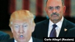 Алън Вайселберг наблюдава пресконференция на Доналд Тръмп, 31 май 2016 г.