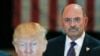 Alen Vajselberg (Allen Weisselberg), glavni finansijski direktor Trampove organizacije gleda tadašnjeg republikanskog kandidata za presednika SAD Donalda Trampa (Trump) na konferenciji za medije u Trampovoj kuli na Menhetnu u Njujorku, 31. maja 2016. 
