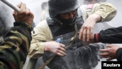 По имеющимся неофициальным сведениям, в столкновениях погибли 10 человек, около 90 человек получили ранения