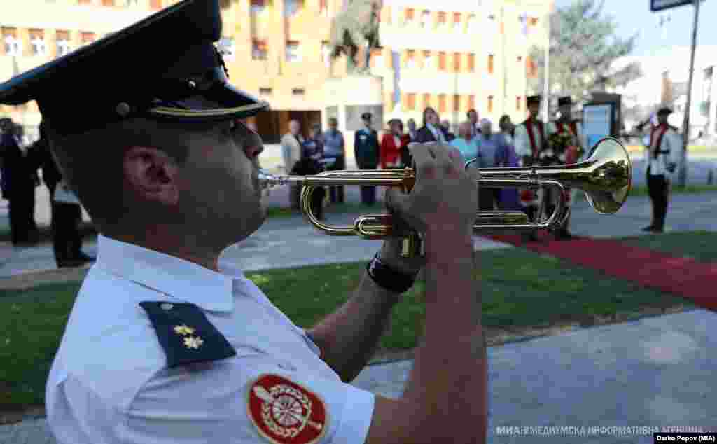 Положување цвеќе прес споменикот на АСНОМ во Скопје за Илинден. Воен оркестар, труба