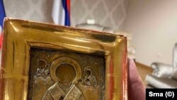 Predsjedavajući Predsjedništva BiH Milorad Dodik poklonio je ministru vanjskih poslova Ruske Federacije Sergeju Lavrovu 300 godina staru pozlaćenu ikonu, istočno Sarajevo, Bosna i Hercgovina 14. decembra 2020.