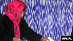 Тәжік сайлаушысы дауыс беріп жатыр. Душанбе, 28 ақпан 2010 жыл.