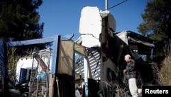 Eli Moalem, stanovnik Manare, gleda oštećenu zgradu u blizini granice između Izraela i Libana, na sjeveru Izraela, 2. decembra 2024. 