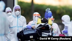 Koronavírusos beteget szállítanak Zlinből Prágába Csehországban, 2020. november 6-án. REUTERS/David W Cerny