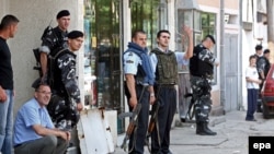 Forcat e policisë para një vendvotimi në Shkup, 1 qershor 2008.
