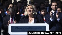 Марин ле Пен Париждеги акцияда тарапкерлерине кайрылууда. 6-апрель 2025-жыл