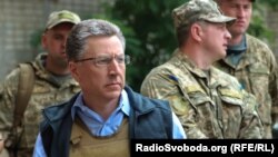 Специальный представитель Госдепартамента США Курт Волкер в прифронтовой Авдеевке, 24 июля 2017 года. Иллюстрационное фото