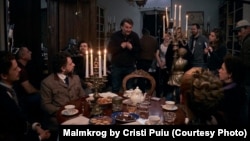 Cristi Puiu, în timpul filmărilor la Malmkrog, pelicula care i-a adus premiul pentru regie la secțiunea, Encounters, a Festivalului de la Berlin